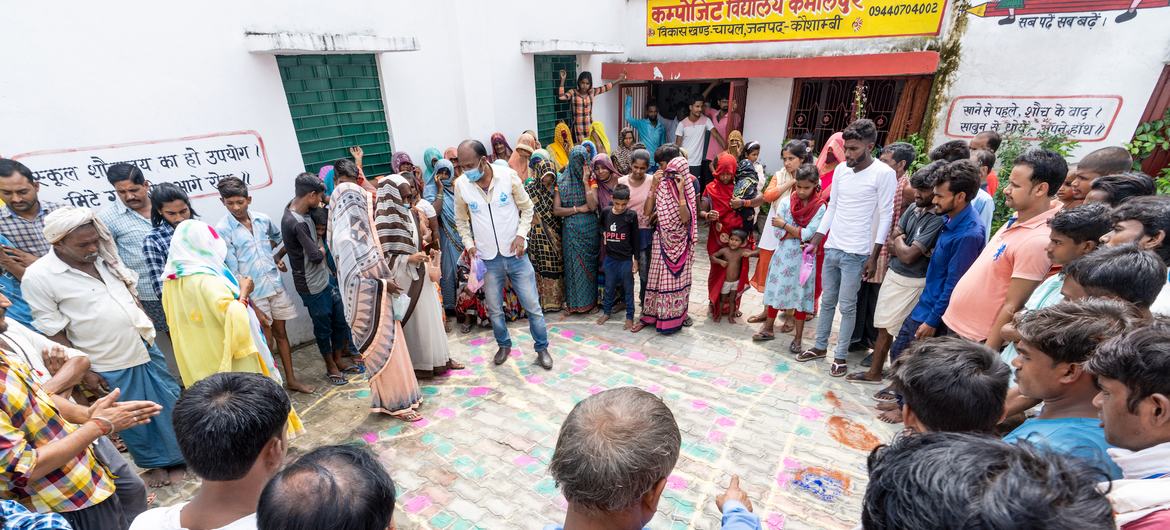 पानी की बेहतर पहुँच बनाने की एक परियोजना के हिस्से के रूप में, कलामपुर गाँव में एक सामुदायिक मानचित्रण अभ्यास चल रहा है.
